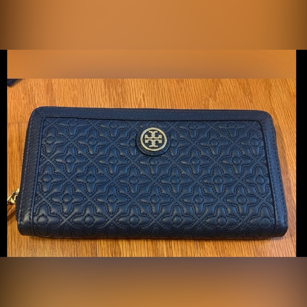Tory Burch BRYANT Continental Zip Around Wallet- color Navy